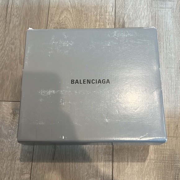 Shoes - Picture 2 of 4